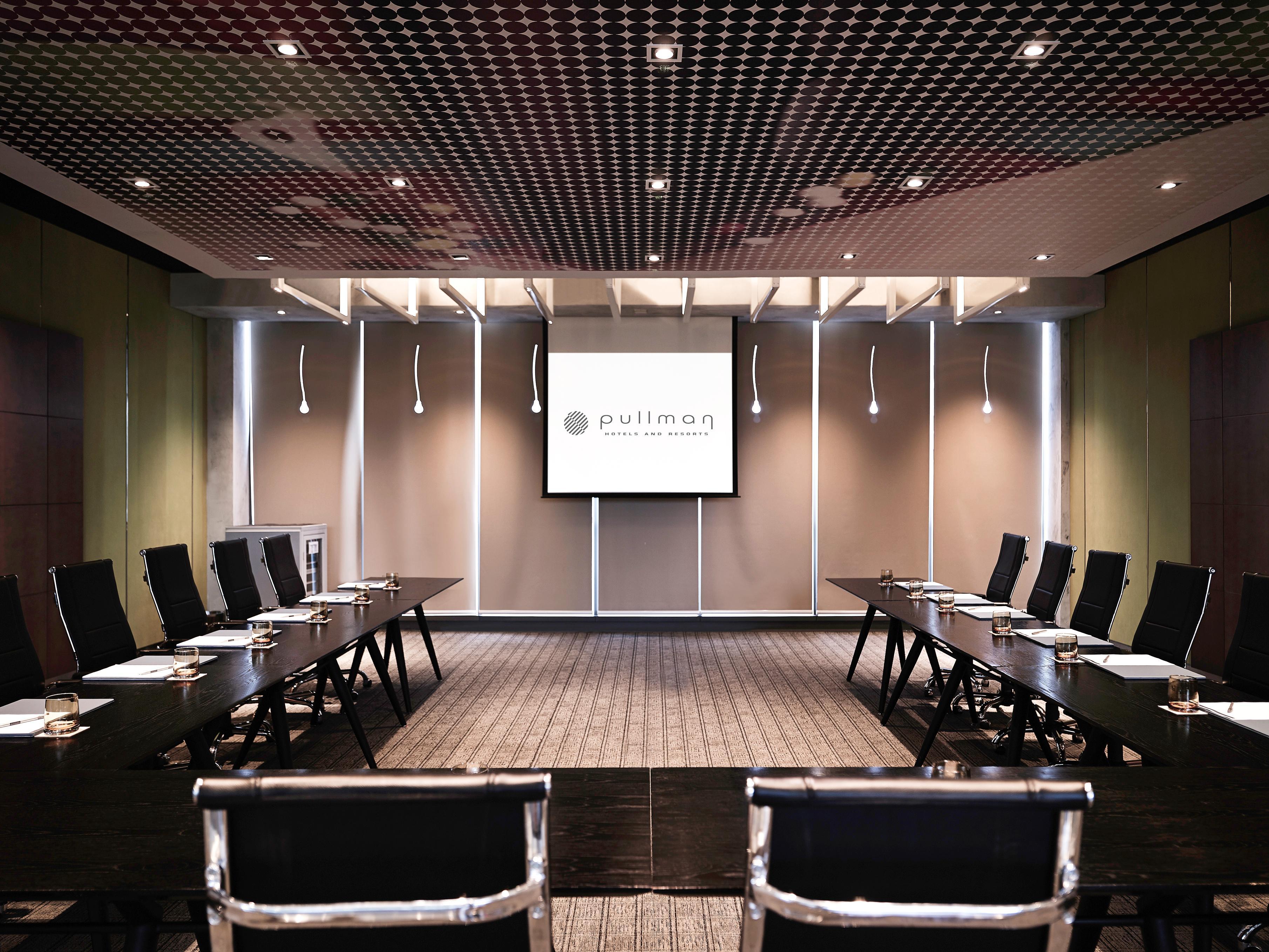 Pullman Jakarta Central Park Εξωτερικό φωτογραφία A meeting room at the Business School