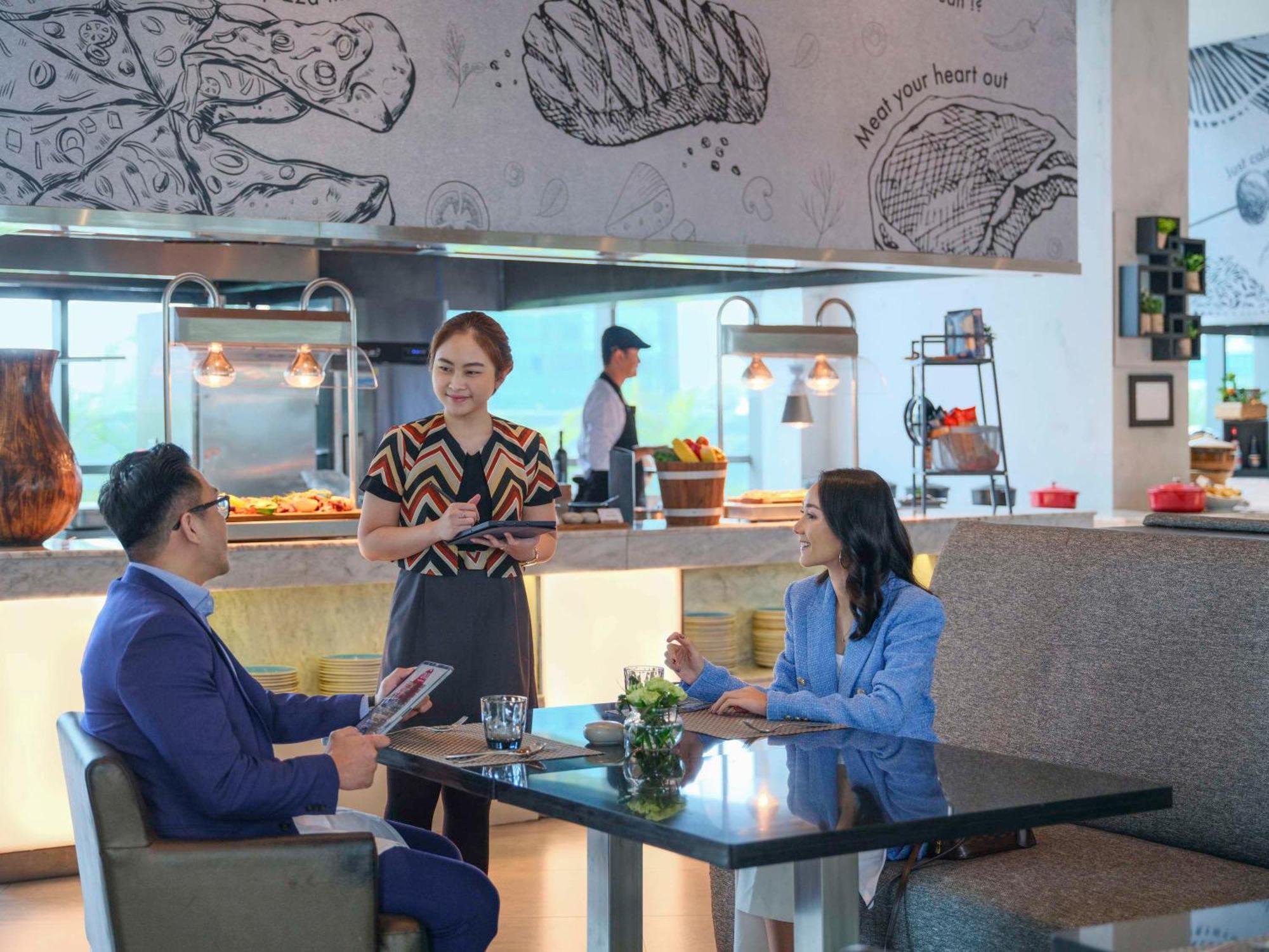 Pullman Jakarta Central Park Εξωτερικό φωτογραφία A restaurant in a hotel