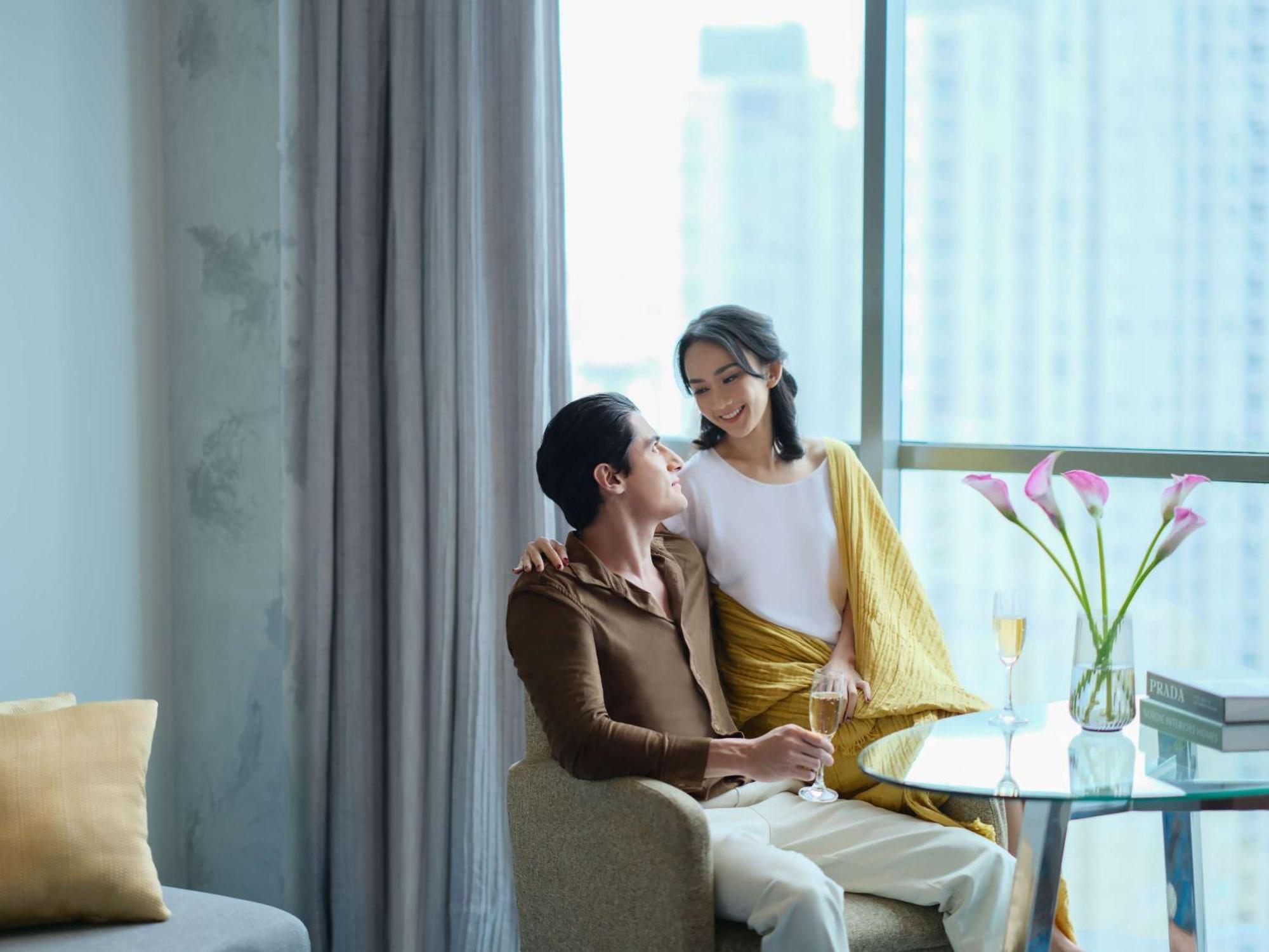 Pullman Jakarta Central Park Εξωτερικό φωτογραφία A couple in a hotel room