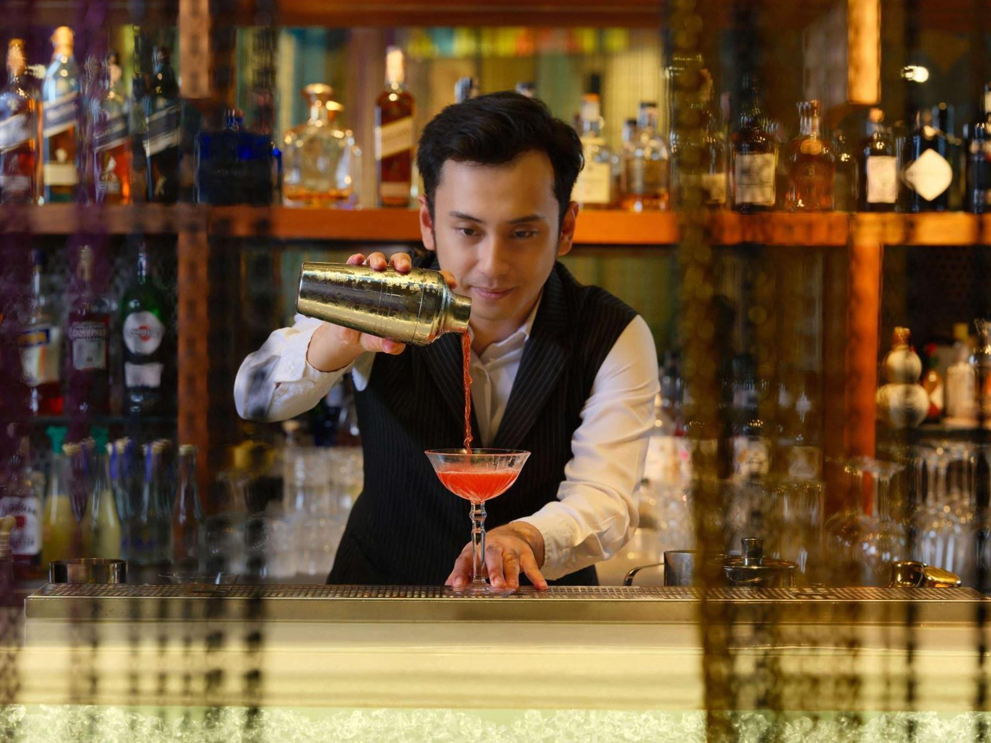 Pullman Jakarta Central Park Εξωτερικό φωτογραφία A bartender at work