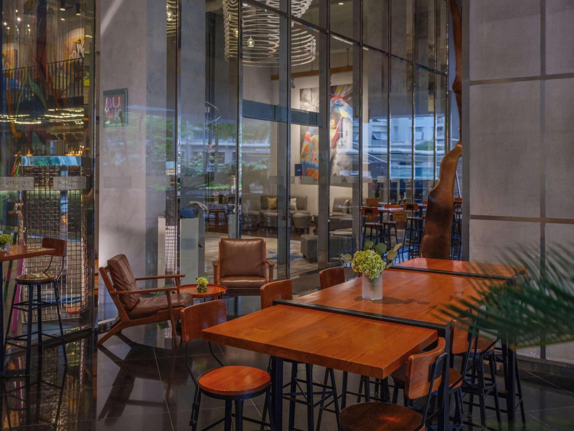 Pullman Jakarta Central Park Εξωτερικό φωτογραφία The interior of the Starbucks Reserve Roastery in Seattle