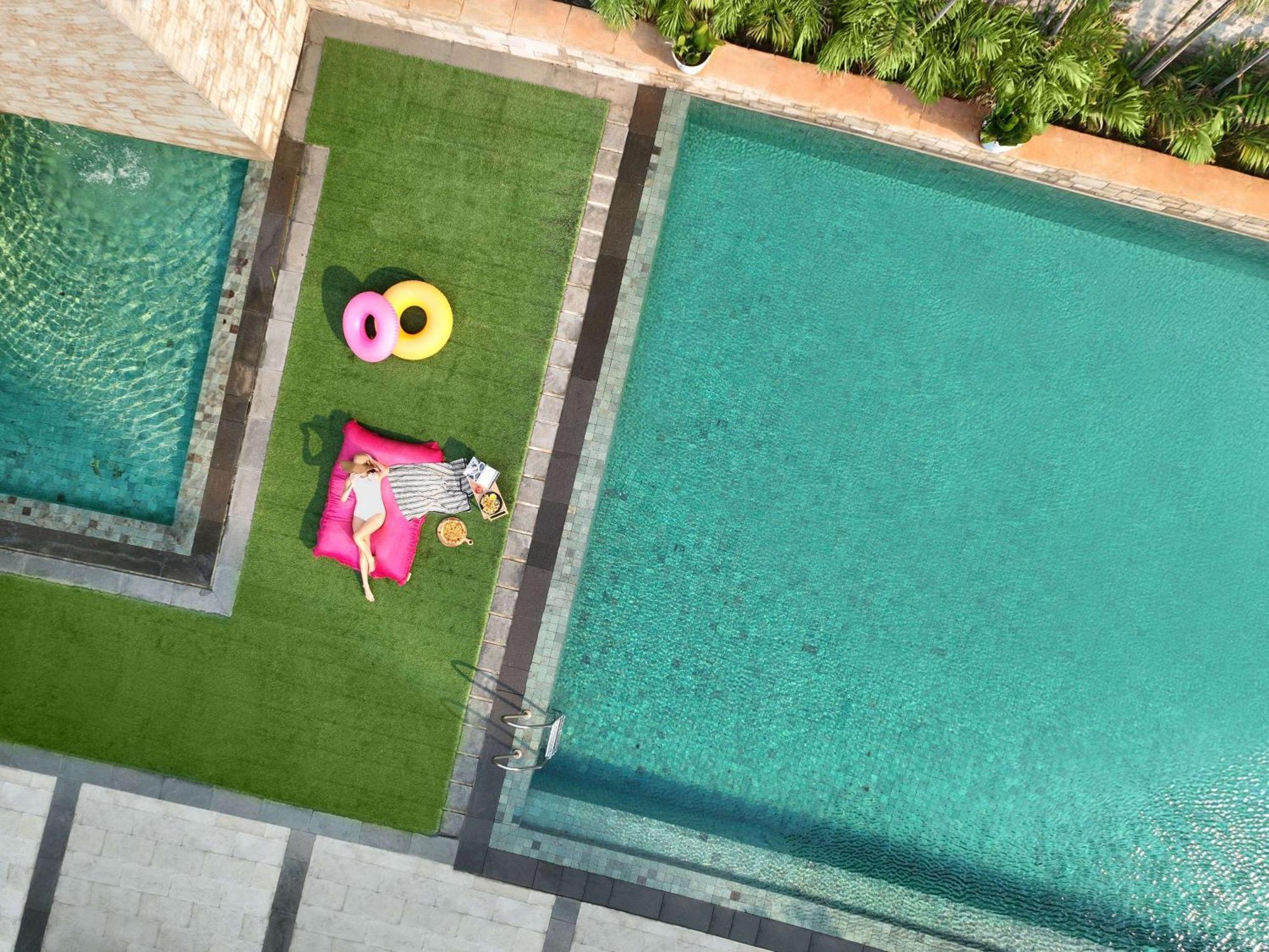 Pullman Jakarta Central Park Εξωτερικό φωτογραφία Artificial grass for landscaping