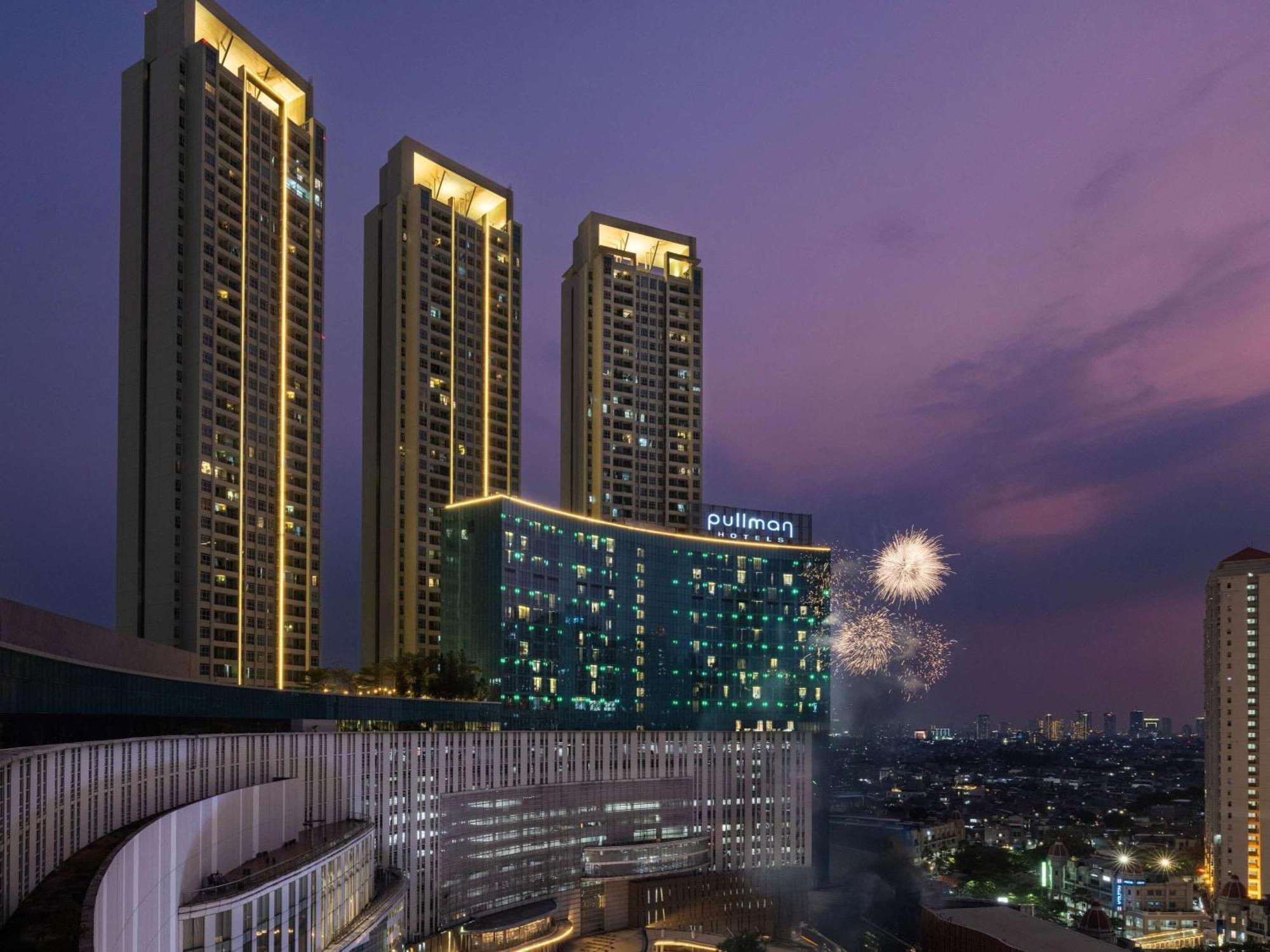 Pullman Jakarta Central Park Εξωτερικό φωτογραφία The hotel at night