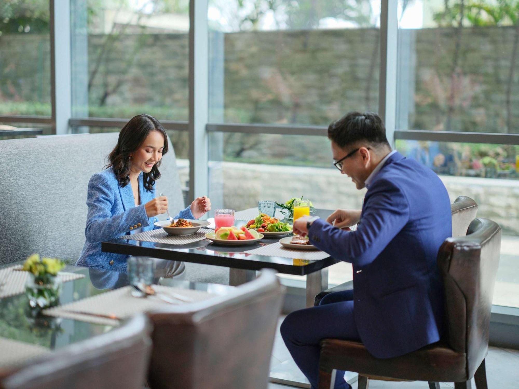 Pullman Jakarta Central Park Εξωτερικό φωτογραφία A couple eating at a restaurant