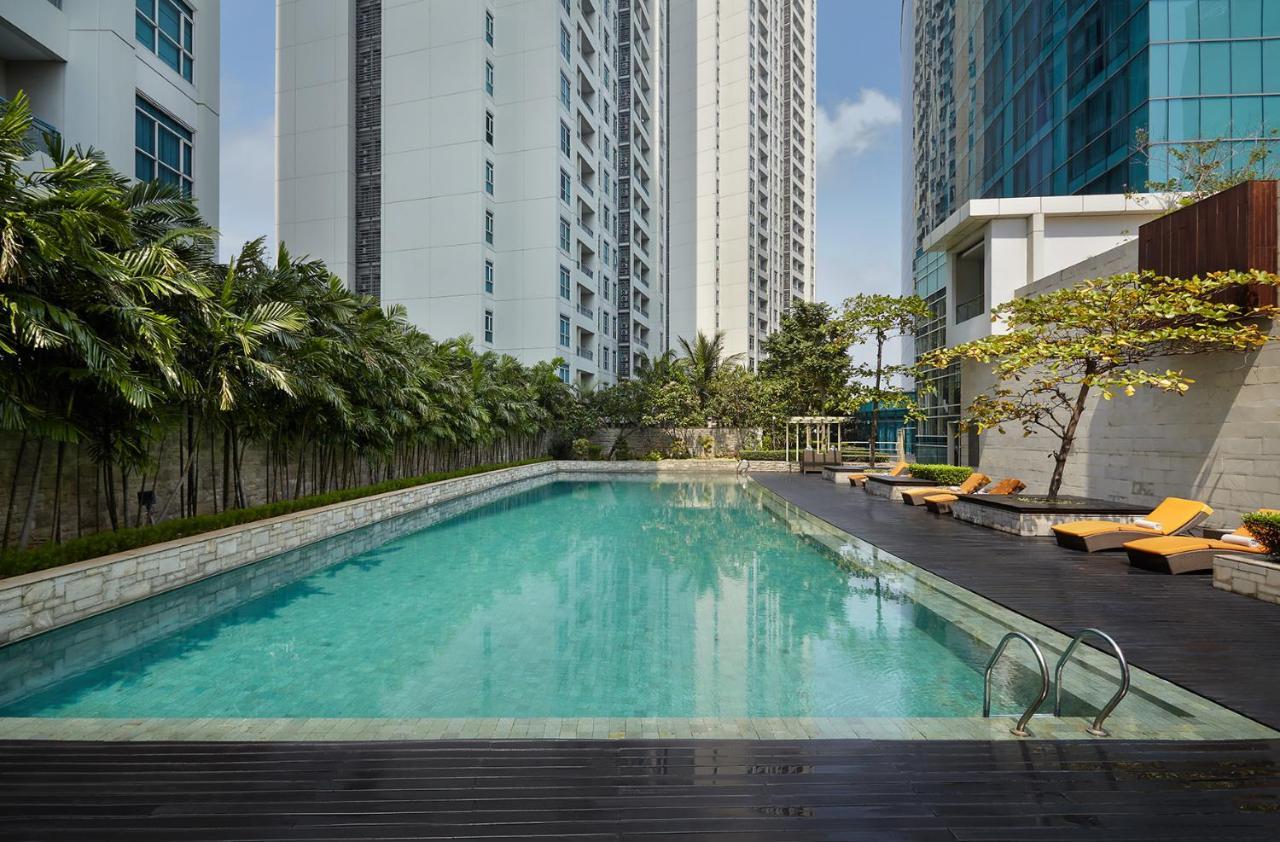 Pullman Jakarta Central Park Εξωτερικό φωτογραφία The swimming pool at the hotel